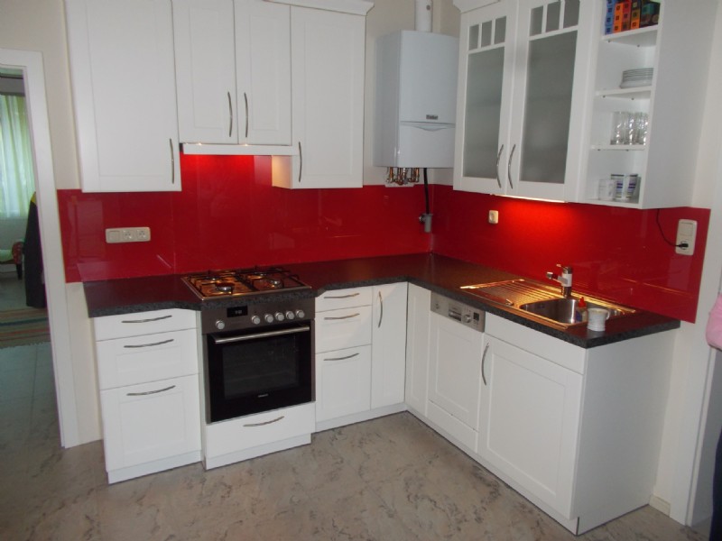 küchenzeile mit roten elementen