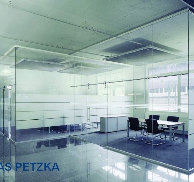 Büroraum mit Glaswänden