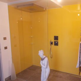 gelbe wände mit Glaskabine bei Dusche