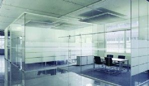 Moderner, großer, teils offener Büro- und Konferenzraum – gestaltet von Glaserei aus Wien mit zahlreichen Glaselementen, durchsichtig mit halbtransparenten Streifen