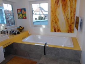 Waschbecken in Badezimmer mit Badewanne