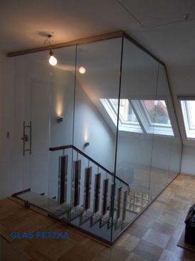 Treppenhaus mit Glasfenster vor Treppe