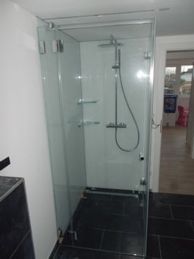 Dusche mit glaskabine