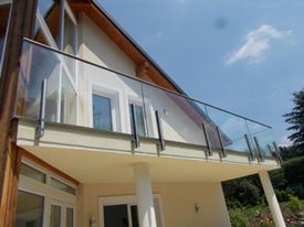 Balkon mit Glasgeländer