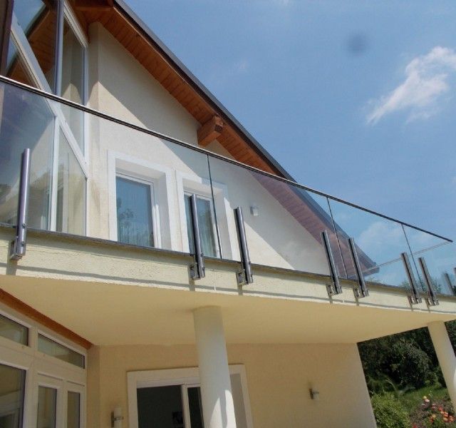 Balkon mit Glasgeländer