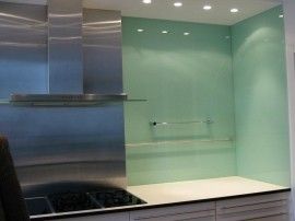 Abluft und minzfarbene wände in küchenzeile