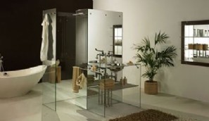 Modernes Badezimmer mit badewanne und glasvitrine